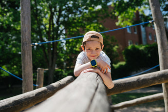Barn på legeplads med sit X6Play smartwatch med GPS og trygge zoner aktiveret. Tryghed for hele familien