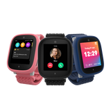 Tre Xplora X6Play smartwatches til børn vises i forskellige farver – pink, sort og blå. Skærmene viser funktioner som sms'er fra forældre, indgående opkald fra "mor" og en hovedskærm med tid, dato, vejr og skridttæller. Urene har farverige skærme og tekstilremme, hvilket giver en sikker og børnevenlig kommunikationsoplevelse.