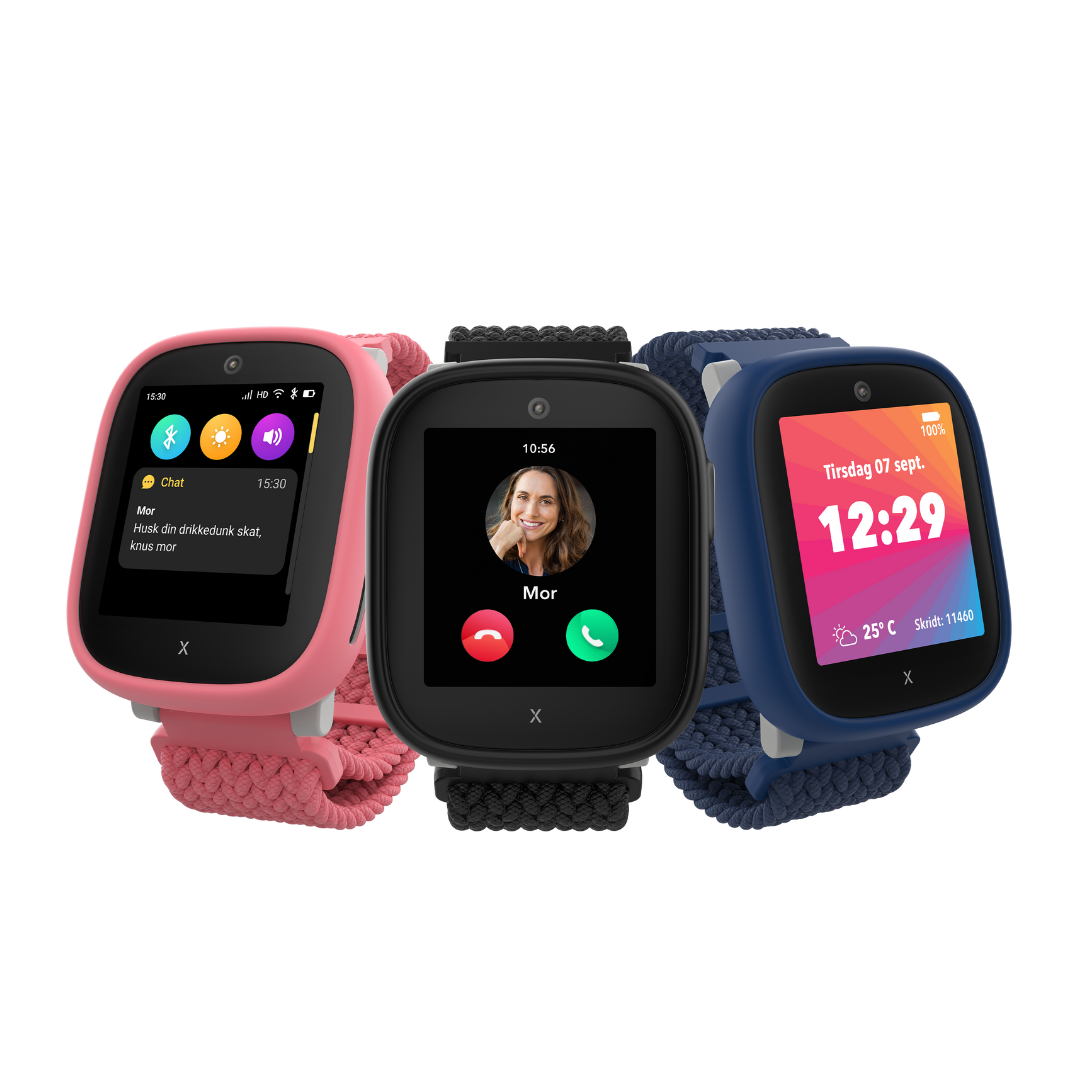 Tre Xplora X6Play smartwatches til børn vises i forskellige farver – pink, sort og blå. Skærmene viser funktioner som sms'er fra forældre, indgående opkald fra