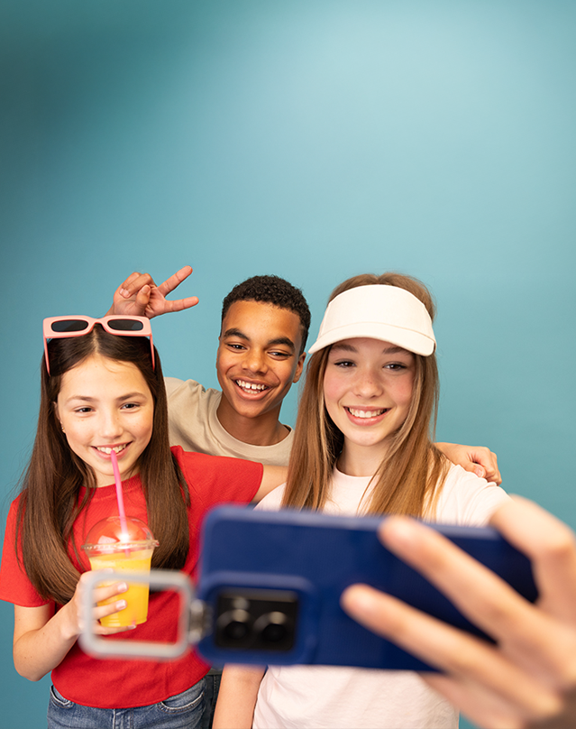 Teenagers med deres HMD mobiltelefon tager et billede med selfielys