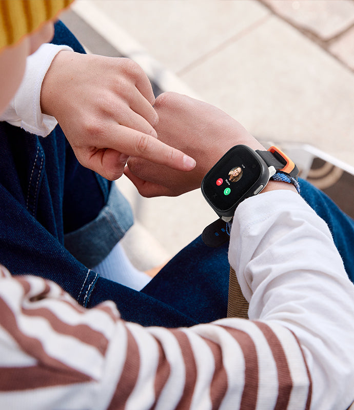 Mor der ringer til sit barns Xplora smartwatch med GPS
