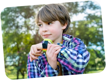 Dreng ringer fra sit X6play smartwatch med GPS mens han er ude og lege i naturen