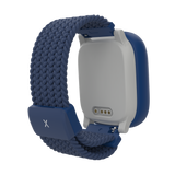 Xplora X6Play i blå, set bagfra. Fokus på den magnetiske opladningsport og det elastiske flettede armbånd med blå X-spænde. Fremviser det smarte og komfortable design til børn.