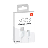 Emballage med Xplora XGO3 opladningskabel. Viser hvidt USB til micro-USB-kabel til sikker og hurtig opladning af XGO3 børneuret.