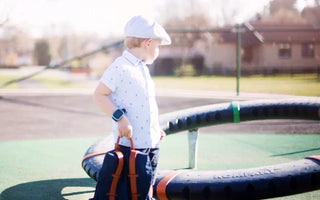 Barn med et Xplora smartwatch til børn på legepladsen.