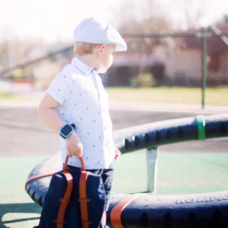 Barn med et Xplora smartwatch til børn på legepladsen.