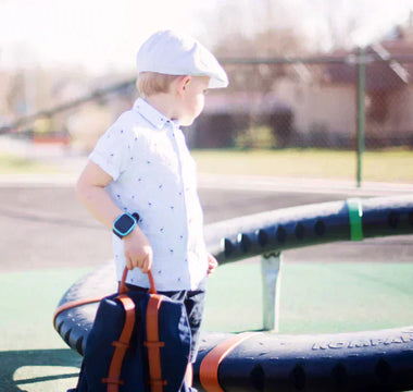 Barn med et Xplora smartwatch til børn på legepladsen.