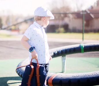 Barn med et Xplora smartwatch til børn på legepladsen.