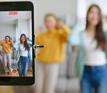 2 piger filmer en video til tiktok på deres smartphone
