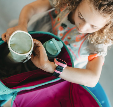 Barn med X6play smartwatch er klar til skolestart med Xploras tjekliste