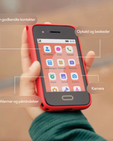 Nærbillede af en hånd, der holder en rød Xplora One-telefon med markeringer for kun godkendte kontakter, opkald og beskeder, alarmer og påmindelser samt kamera.