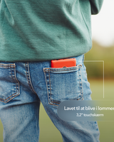 Nærbillede af jeans med en rød Xplora One-telefon i baglommen.