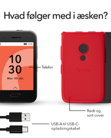 Hvad følger med i æsken på hvid baggrund: Xplora One-telefon, rødt og sort cover samt USB-A til USB-C-opladningskabel.