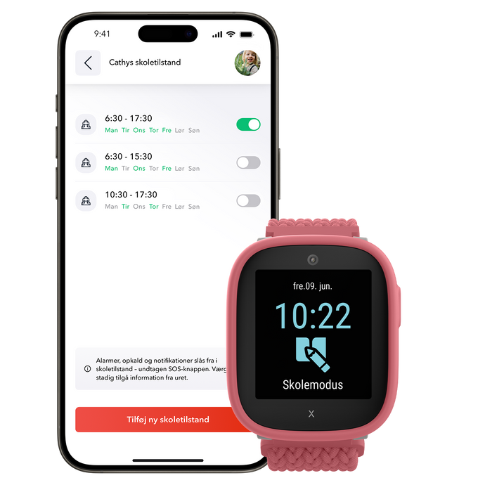 Xplora-appens skærm på en smartphone viser skoletilstand for et barn med forskellige tidsplaner. Foran ses et lyserødt Xplora-smartwatch med aktiveret "Skolemodus", som viser tid og dato.