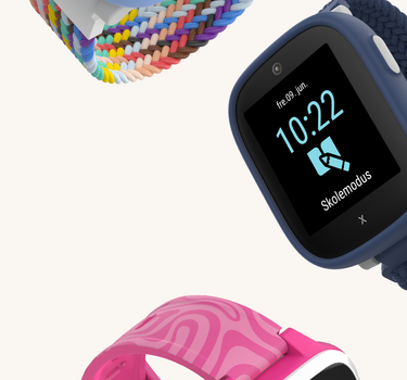 X6 smartwatch i blå og XGO3 i lyserød. GPS ure til børn med besked, ringefunktioner og skoletilstand