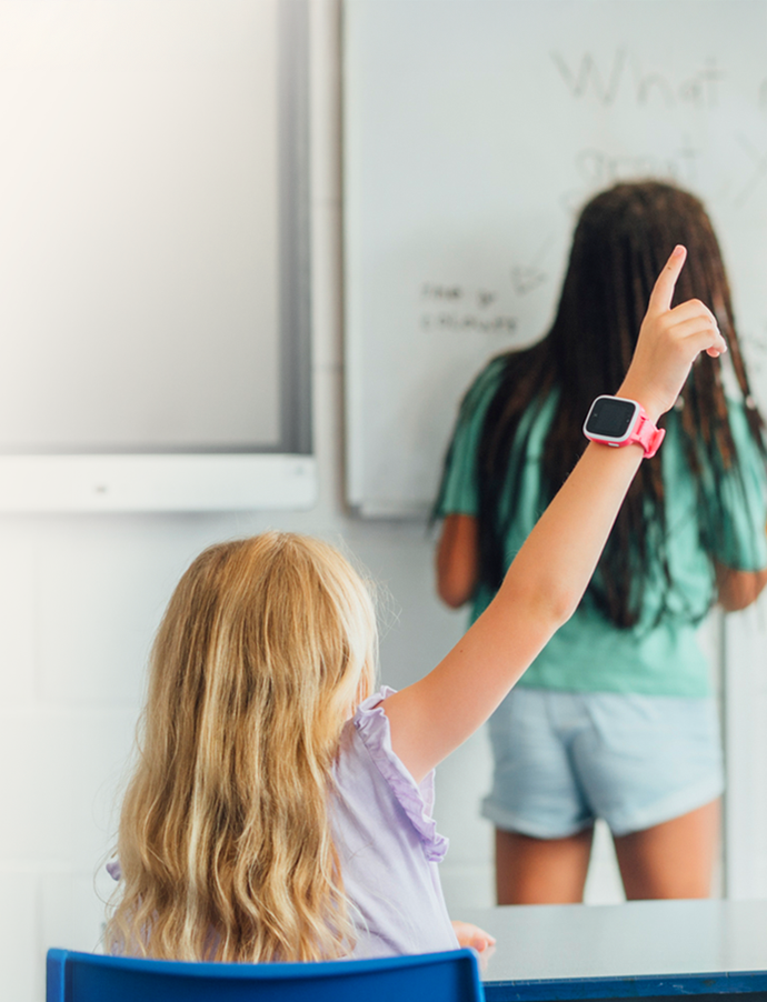 Barn i skole med sit xplora smartwatch i lyserød med skoletilstand aktiveret. Et perfekt børneur med GPS