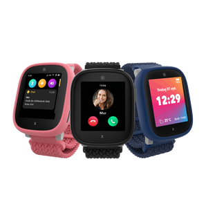 Tre Xplora X6Play smartwatches til børn vises i forskellige farver – pink, sort og blå. Skærmene viser funktioner som sms'er fra forældre, indgående opkald fra "mor" og en hovedskærm med tid, dato, vejr og skridttæller. Urene har farverige skærme og tekstilremme, hvilket giver en sikker og børnevenlig kommunikationsoplevelse.