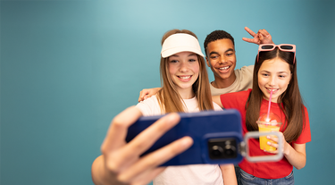 Første telefon til børn? Hvad skal man vælge? 3 Teenagers med deres mobil med forældre kontrol