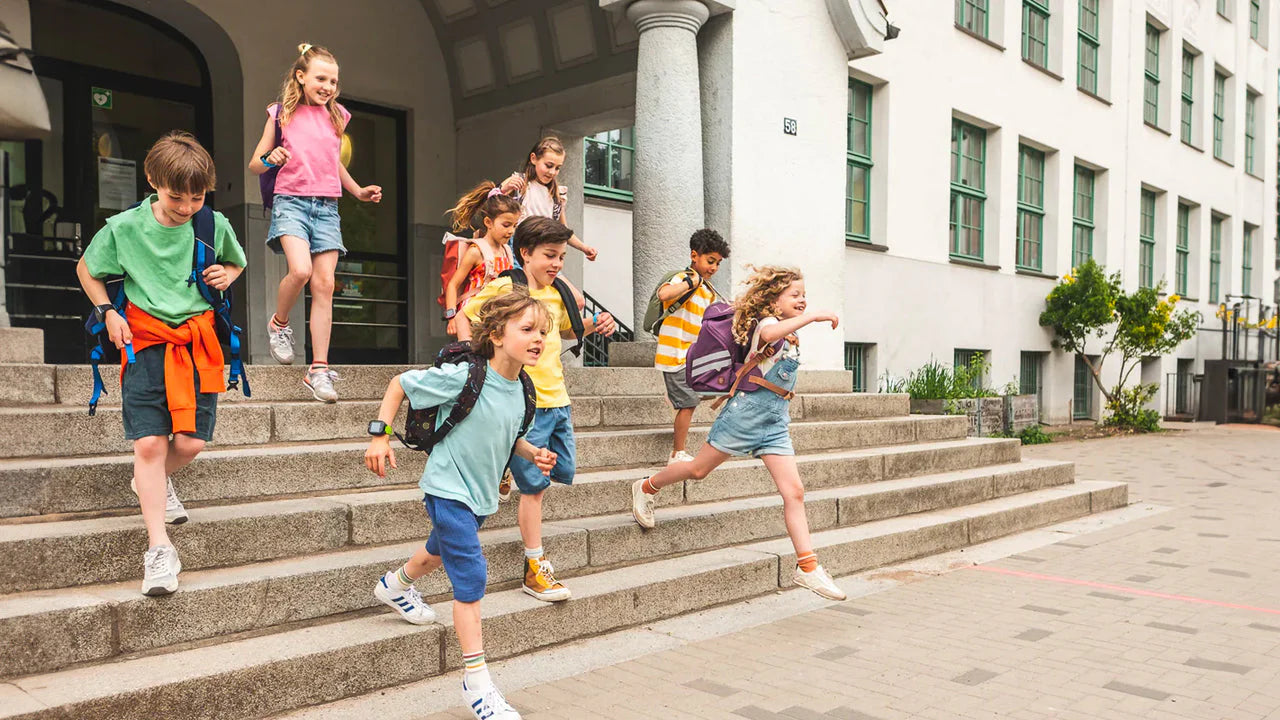 Børn der er på vej hjem fra skole med deres børne smartwatches fra Xplora