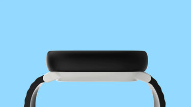 X6Play smartwatch set fra siden med blå baggrund. 