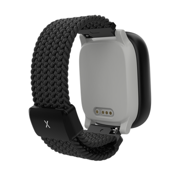 Xplora X6Play i sort set bagfra. Fokus på den magnetiske opladningsport og det elastiske flettede armbånd med sort X-spænde. Fremviser det smarte og komfortable design til børn.
