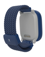 Xplora X6Play i blå, set bagfra. Fokus på den magnetiske opladningsport og det elastiske flettede armbånd med blå X-spænde. Fremviser det smarte og komfortable design til børn.