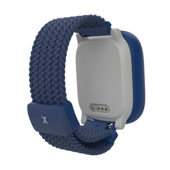 Xplora X6Play i blå, set bagfra. Fokus på den magnetiske opladningsport og det elastiske flettede armbånd med blå X-spænde. Fremviser det smarte og komfortable design til børn.