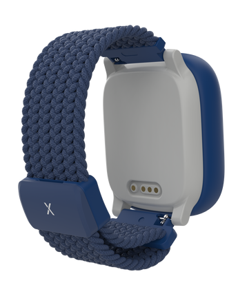 Xplora X6Play i blå, set bagfra. Fokus på den magnetiske opladningsport og det elastiske flettede armbånd med blå X-spænde. Fremviser det smarte og komfortable design til børn.