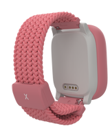 Bagsiden af ​​den lyserøde Xplora X6Play med synligt opladningsstik og blød flettet rem. Det børnevenlige design inkluderer hurtigudløser for nem brug og justering.