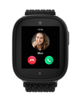 Xplora X6Play børneuret i sort viser indgående opkald fra "mor". Tydelige knapper til at besvare eller afvise opkaldet vises på skærmen.