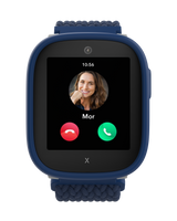 Xplora X6Play i blåt viser indgående opkald fra "mor" med profilbillede, tidspunkt og knapper til at besvare eller afvise.