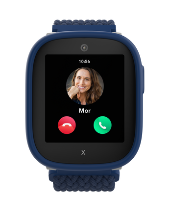 Xplora X6Play i blåt viser indgående opkald fra "mor" med profilbillede, tidspunkt og knapper til at besvare eller afvise.