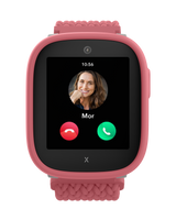Pink Xplora X6Play børneur med et indgående opkald fra "mor". Røde og grønne ikoner til at afvise eller besvare vises tydeligt.