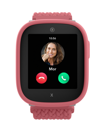 Pink Xplora X6Play børneur med et indgående opkald fra "mor". Røde og grønne ikoner til at afvise eller besvare vises tydeligt.