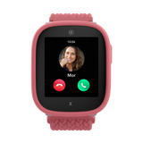 Pink Xplora X6Play børneur med et indgående opkald fra "mor". Røde og grønne ikoner til at afvise eller besvare vises tydeligt.