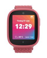 Xplora X6Play i lyserød med en farverig startskærm. Viser dato, tid, vejrinformation og barnets skridttælling i en legende brugerflade.