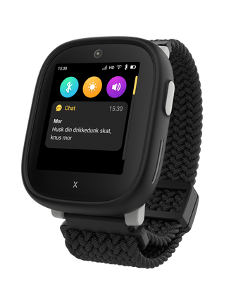 Det sorte Xplora X6Play børneur viser fra siden en chatbesked fra "Mor" med teksten: "Husk din vandflaske, skat, kram mor." Ikoner for Bluetooth, lysstyrke og lyd er synlige ovenfor.