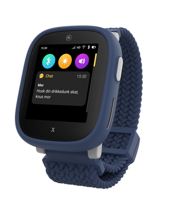 Blåt Xplora X6Play børneur set fra siden, der viser en besked fra "mor" om at huske vandflasken. Tydelig brugerflade med farverige ikoner øverst på skærmen.