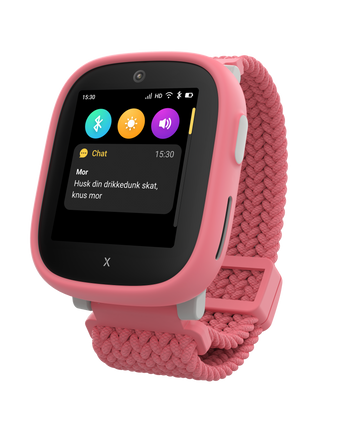 Det lyserøde Xplora X6Play børneur set fra siden viser en besked fra mor med en betænksom påmindelse. Enkle indstillingsikoner vises over chatbeskeden.