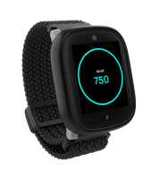 Det sorte Xplora X6Play børneur viser en skridttæller med 750 skridt i vinklet visning. Skærmen har en lyseblå cirkel omkring tallet for tydelig visuel feedback.