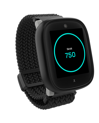 Det sorte Xplora X6Play børneur viser en skridttæller med 750 skridt i vinklet visning. Skærmen har en lyseblå cirkel omkring tallet for tydelig visuel feedback.