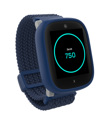 Det blå Xplora X6Play børneur set fra siden viser en skridttæller med 750 registrerede skridt. Den turkise cirkel symboliserer barnets fysiske aktivitet.