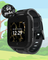 Junglebaggrund med XGO3 smartwatch til børn i sort panter farven. 