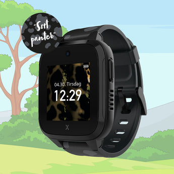 Junglebaggrund med XGO3 smartwatch til børn i sort panter farven. 
