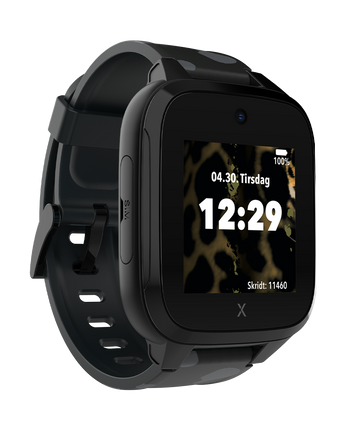 Fronten af et sort panter XGO3 smartwatch til børn med normal tilstand display. Gps smartwatch børn kan have med i skole