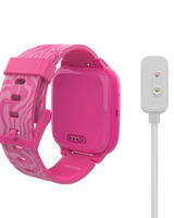 Bagsiden af ​​et lyserødt Xplora børneur med mønstret rem og hvidt magnetisk opladningskabel. Viser opladningsporten med tre kontaktpunkter for sikker opladning.