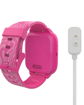 Bagsiden af ​​et lyserødt Xplora børneur med mønstret rem og hvidt magnetisk opladningskabel. Viser opladningsporten med tre kontaktpunkter for sikker opladning.