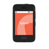 XploraOne opstartsskærm med rød baggrund og Xplora-logo. En sikker mobiloplevelse til børn – uden apps eller internet.