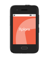 XploraOne opstartsskærm med rød baggrund og Xplora-logo. En sikker mobiloplevelse til børn – uden apps eller internet.