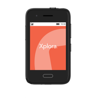XploraOne opstartsskærm med rød baggrund og Xplora-logo. En sikker mobiloplevelse til børn – uden apps eller internet.